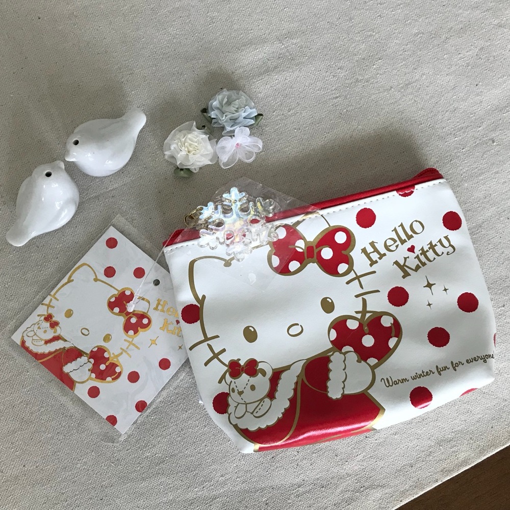 ❤️NWT Hello Kitty makeup pocket tissue bag